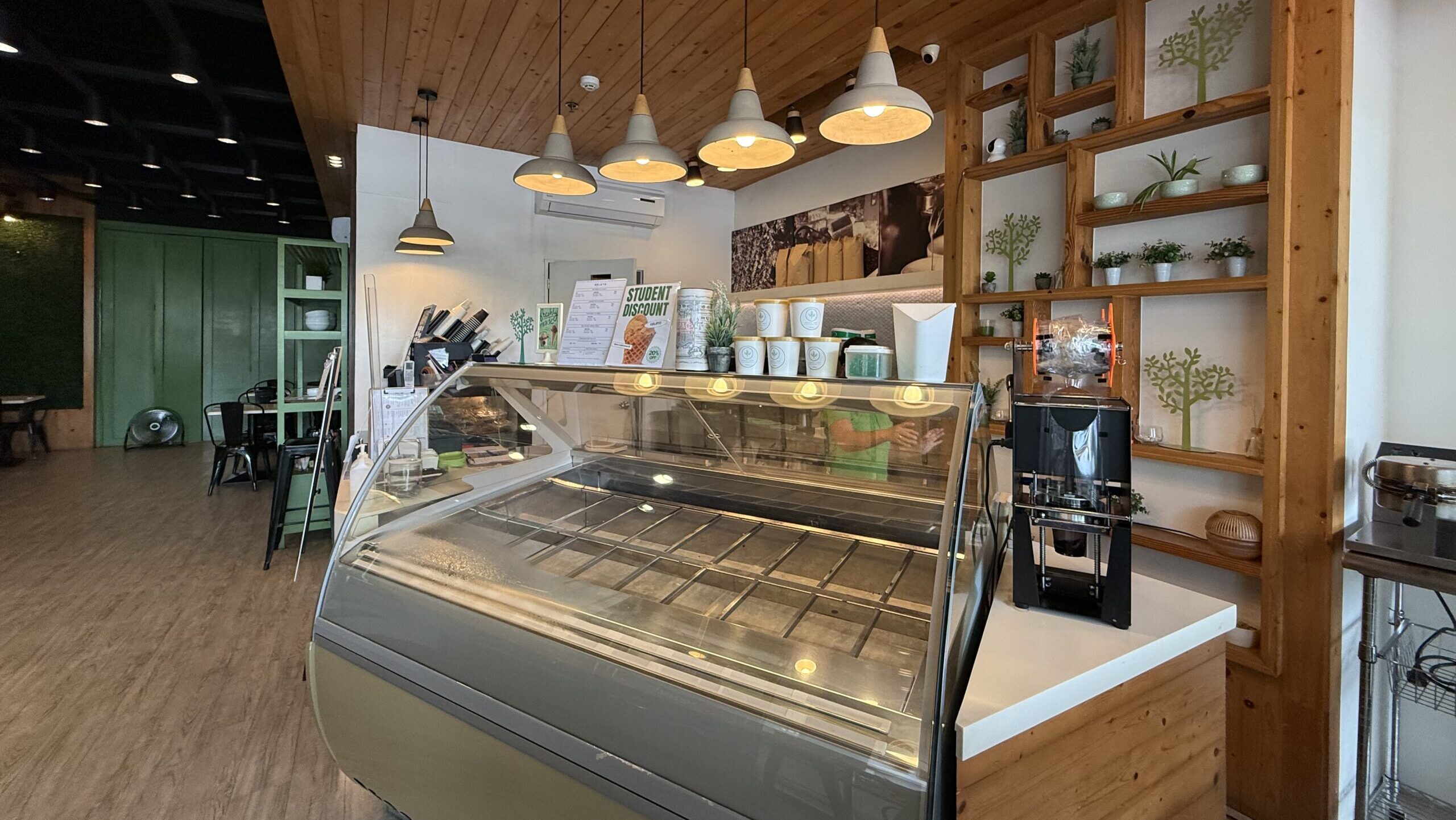 バコロドのおすすめカフェ【Green Tree Gelato Cafe + Bakery】でジェラート＆パンを堪能！