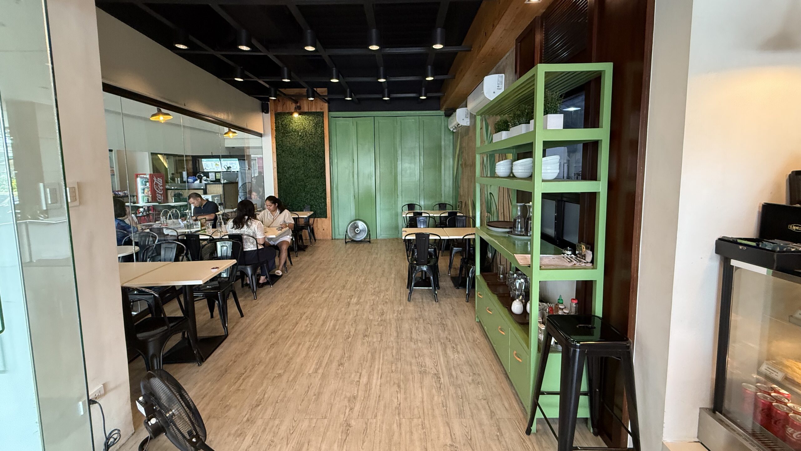 バコロドのおすすめカフェ【Green Tree Gelato Cafe + Bakery】でジェラート＆パンを堪能！